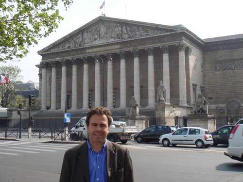 devant le palais Bourbon